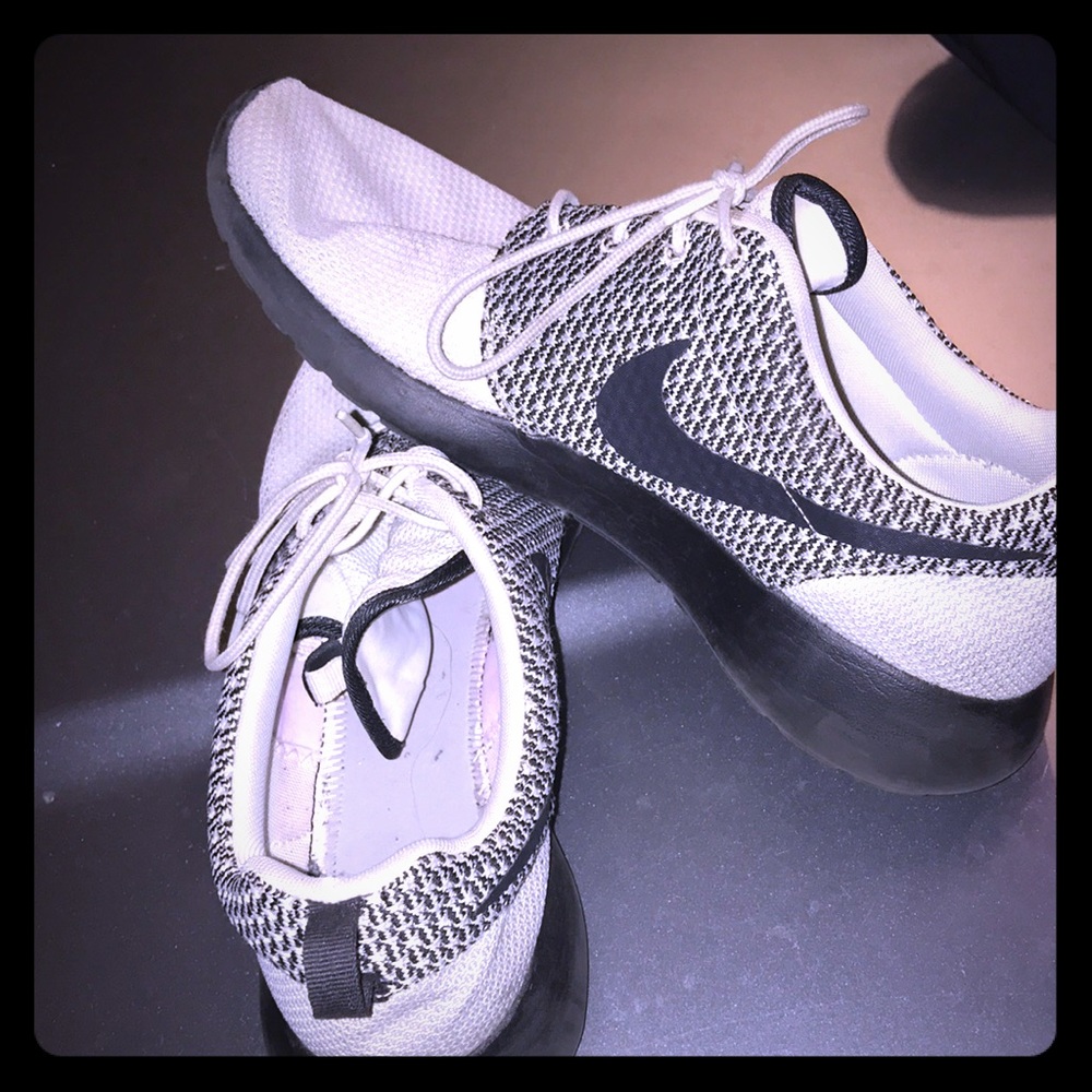 Fairly used Nike Rosche Runs!! Size 12!